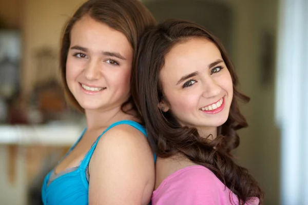 Hermanas Felices Retrato Espalda Con Espalda Para Familiares Amigos Adolescentes — Foto de Stock