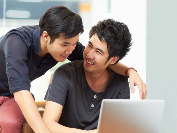 Teamwork Homo Koppel Werken Met Laptop Thuis Samen Gelukkig Samenwerking — Stockfoto