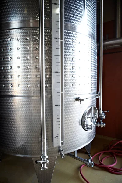 酒用鋼製容器付きアルコールのためのビールタンク 機械および製造工場 醸造設備を備えた工場での金属 ワインの発酵とドラム 蒸留所で飲む — ストック写真
