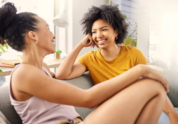 Freunde Konversation Und Frauen Auf Der Couch Mit Lächeln Bindung — Stockfoto