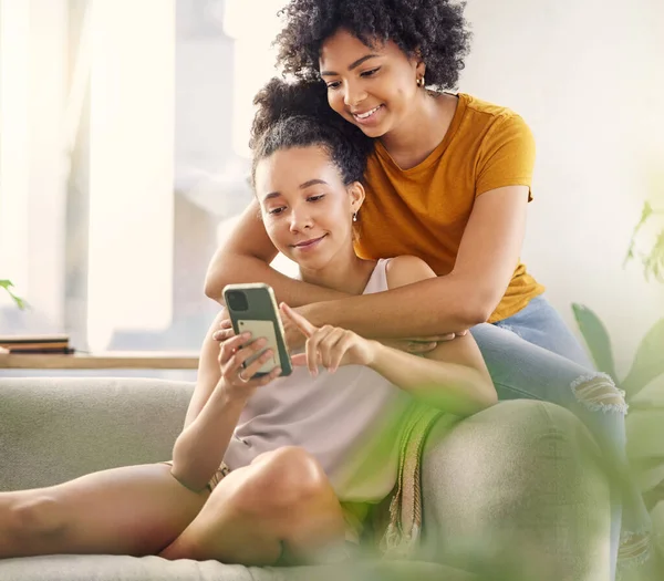 African Lesbian Couple Sofa Phone Texting Social Network App Relax — Stock Photo, Image