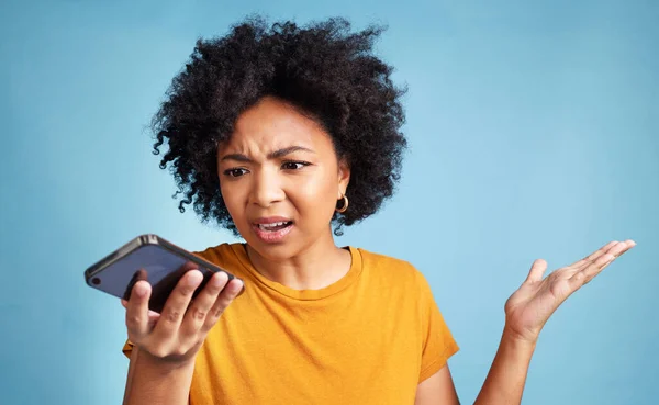 Verward Telefoon Afrikaanse Vrouw Geïsoleerd Blauwe Achtergrond Voor College Twijfel — Stockfoto