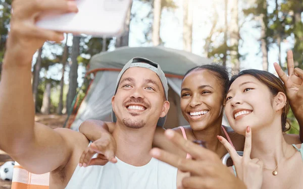 Happy Peace Sign Selfie Friends Camping Forest Woods Nature Together — Stock Photo, Image