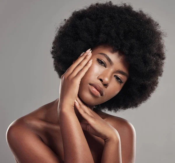 黑人妇女 肖像和手触摸脸 自然美和发亮的工作室背景 非洲女性模式 化妆品护理和健康的皮肤 面部护理和皮肤护理的光泽 — 图库照片