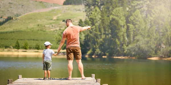 Powrotem Jezioro Ojciec Trzymając Się Ręce Synem Patrząc Widok Podczas — Zdjęcie stockowe