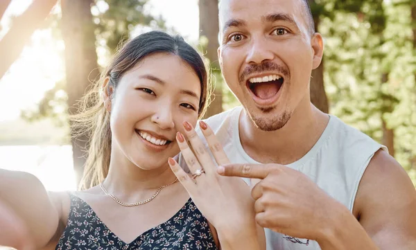 Paar Verloving Ring Selfie Met Glimlach Opgewonden Gezicht Wijzen Naar — Stockfoto