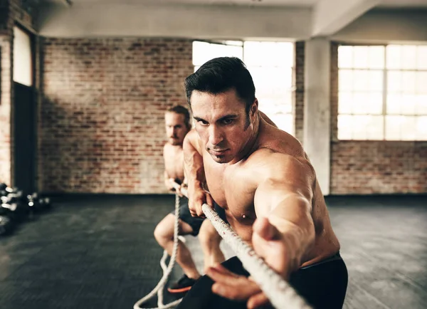 Mężczyźni Siłownia Ciągnąć Liny Treningu Dla Silnych Mięśni Coachingu Lub — Zdjęcie stockowe