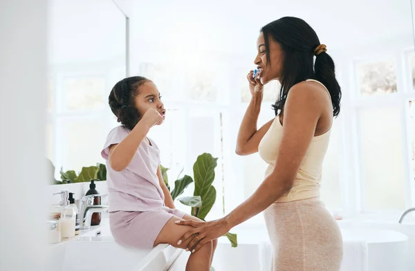 Brushing Teeth Hygiene Mama Her Daughter Bathroom Home Together Morning — Stock Photo, Image