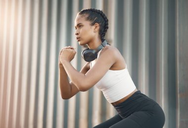 Fitness, squat ve kadın egzersizleri şehirde ya da nakliye limanında müzik, ses ve parça dinlerken. Spor, sağlıklı vücut ve koşmak için spor, antrenman ve spor için açık havada ciddi bir kadın..