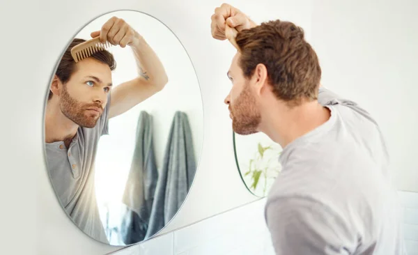 Badezimmer Spiegel Und Mann Bürsten Haare Für Wachstumspflege Texturpflege Oder — Stockfoto