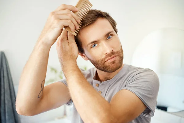 Badezimmer Porträt Pinsel Und Mann Mit Haarpflege Texturpflege Oder Morgendlicher — Stockfoto