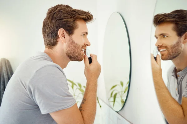 Spiegel Morgen Und Männernase Badezimmer Eines Hauses Körperpflege Oder Hautpflege — Stockfoto