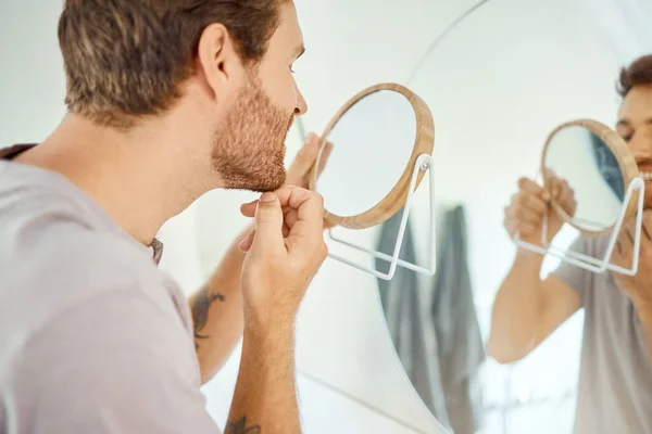 仪容整洁 男人用牙齿检查牙齿是否健康 清洁和早上的日常事务 保健和一个年轻人在家里的浴室里用倒影看牙齿或嘴 — 图库照片