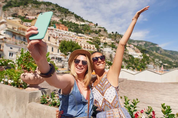 친구들 여자들 야외에서 축하와 이탈리아에서의 여행자와 관광객 사진을 휴가를 보내고 — 스톡 사진