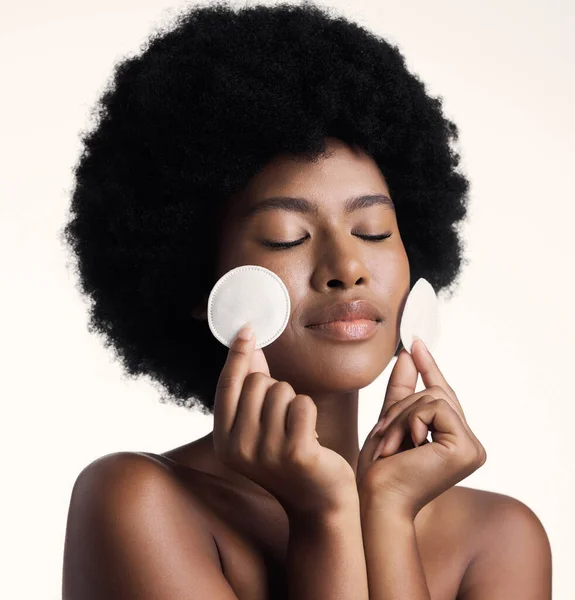 Zwarte Vrouw Wattenschijfje Schoonheid Ogen Dicht Met Huidverzorging Natuurlijke Cosmetica — Stockfoto
