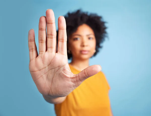 Retrato Stop Hand Sign Mujer Estudio Aislados Sobre Espacio Maqueta — Foto de Stock
