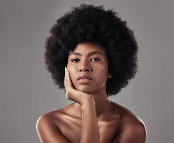 スキンケア 黒の女の子とアフロとスタジオの背景にウェルネスのための肖像画に自信を持ってメイク 化粧で皮膚科のための化粧品とアフリカの女性と美しさ 顔と輝く肌 — ストック写真