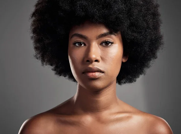 恐怖的 黑人妇女的肖像和工作室背景的美容化妆品 在一个背景下 非洲女性的自信或优雅 美感和脸庞闪烁着光芒 — 图库照片