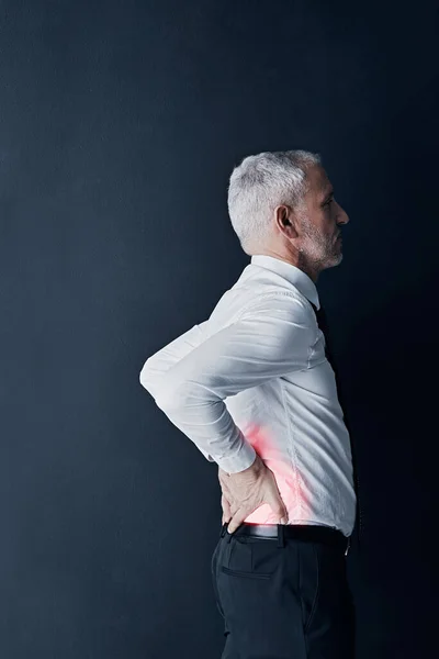 Verletzung Gefühl Und Ein Geschäftsmann Mit Rückenschmerzen Bei Der Arbeit — Stockfoto
