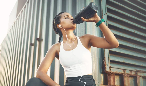 Fitness Mulher Bebendo Água Ouvir Música Para Motivação Treino Exercício — Fotografia de Stock