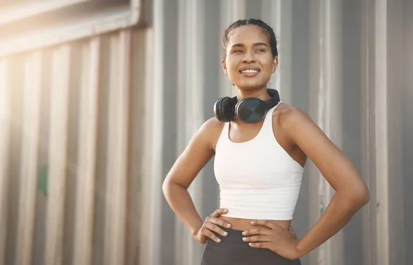 Γυμναστική Γυναίκα Ακουστικά Και Εκπαίδευση Φακό Φωτοβολίδα Ευτυχισμένη Άσκηση Προπόνηση — Φωτογραφία Αρχείου
