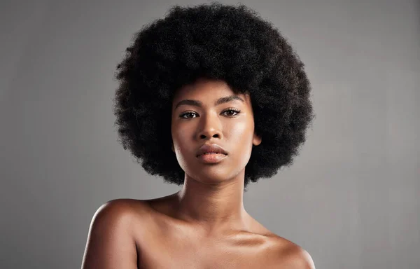 Portré Kozmetikumok Fekete Lány Magabiztos Bőrgyógyász Stúdió Háttérben Afrikai Szépség — Stock Fotó