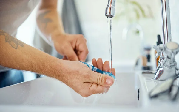 Las Manos Cepillo Dientes Hombre Fregadero Agua Higiene Dental Bienestar — Foto de Stock