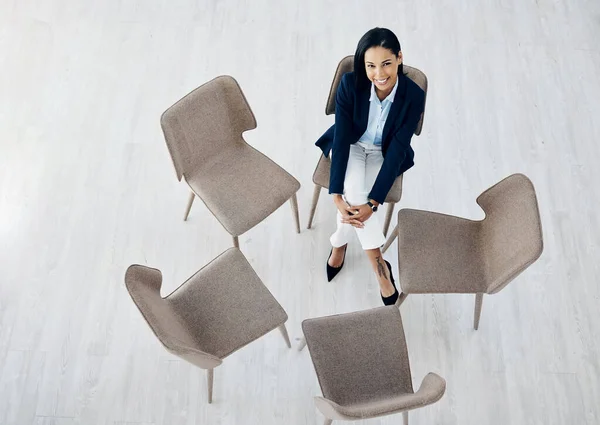 Mujer Negocios Sala Espera Sentado Silla Arriba Para Reunirse Acurrucarse —  Fotos de Stock