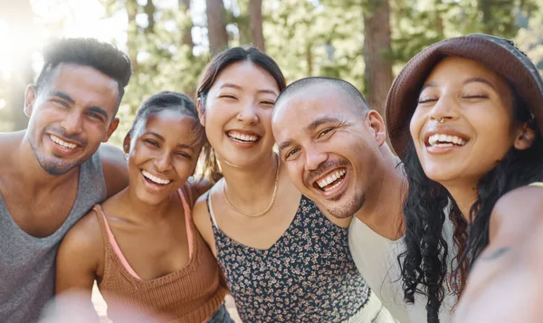 Vrienden Kamperen Selfie Avontuur Gelukkig Reizen Met Diversiteit Verbondenheid Groep — Stockfoto