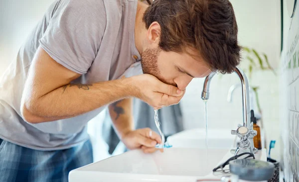 Homem Banheiro Escovando Dentes Enxaguar Com Água Rotina Limpeza Manhã — Fotografia de Stock