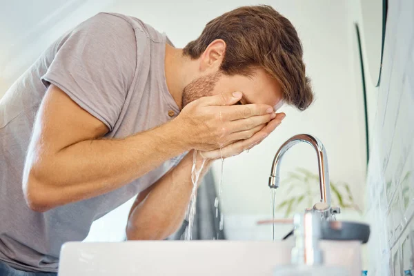 Dostum Banyo Musluğunu Temizlemek Için Yüz Temizleme Sabah Rutini Evde — Stok fotoğraf