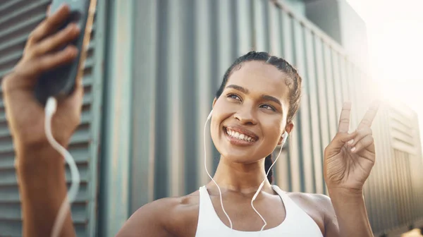 Γυμναστική Selfie Ευτυχισμένη Γυναίκα Στην Πόλη Την Ένδειξη Ειρήνης Ακούγοντας — Φωτογραφία Αρχείου