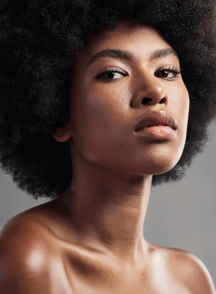 Zwarte Vrouw Serieus Gezicht Huidverzorging Voor Schoonheid Studio Geïsoleerd Een — Stockfoto