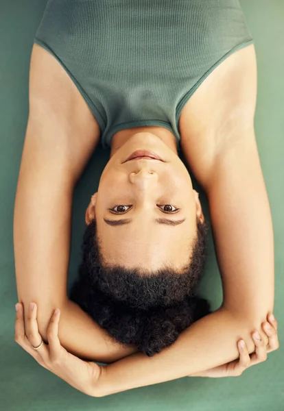 Šťastná Žena Jóga Ležet Podložce Pro Cvičení Protahování Těla Nebo — Stock fotografie