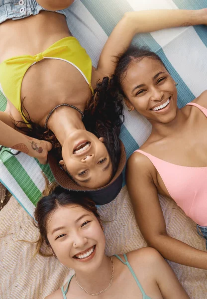 Vrienden Portret Geluk Zonnebaden Met Uitzicht Avontuur Diversiteit Vrouwelijke Mensen — Stockfoto