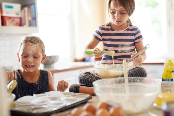 Belajar Bermain Atau Membuat Anak Anak Berantakan Dapur Dengan Saudara — Stok Foto