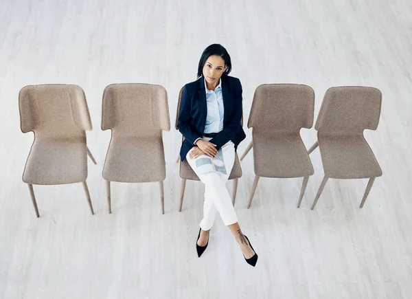 Bizneswoman Poczekalnia Kolejka Krzeseł Rozmowy Kwalifikacyjnej Zatrudniania Lub Rekrutacji Biurze — Zdjęcie stockowe