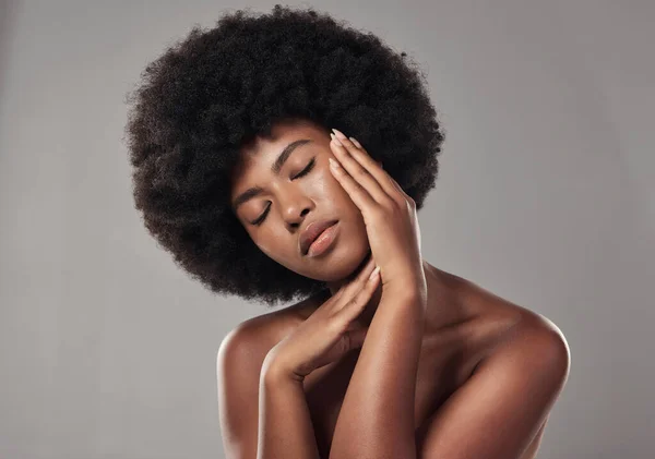 スタジオの背景で感情や顔の治療やウェルネスを持つアフリカ 女性やスキンケア 顔の美しさ 皮膚科と手に輝く クリアとアフロでセルフケアのための健康的な肌 — ストック写真