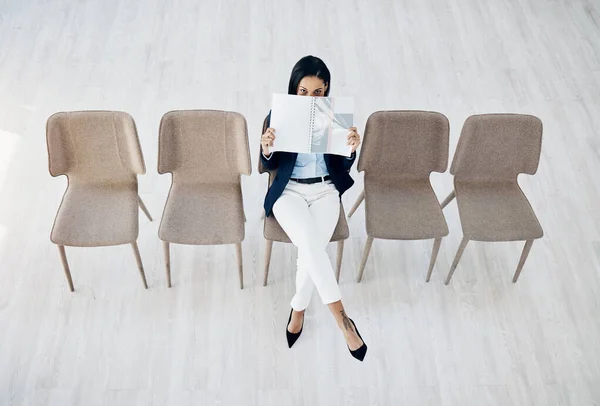 Bizneswoman Poczekalnia Czytanie Krzesłach Wywiadu Zatrudniania Lub Rekrutacji Biurze Portret — Zdjęcie stockowe