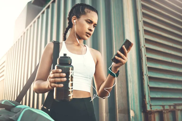 Ακουστικά Mobile App Happy Girl Runner Στην Πόλη Streaming Μουσική — Φωτογραφία Αρχείου