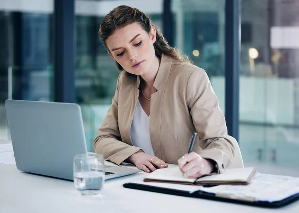 Ноутбук Ноутбук Ділова Жінка Пишуть Офісі Під Час Дослідження Або — стокове фото