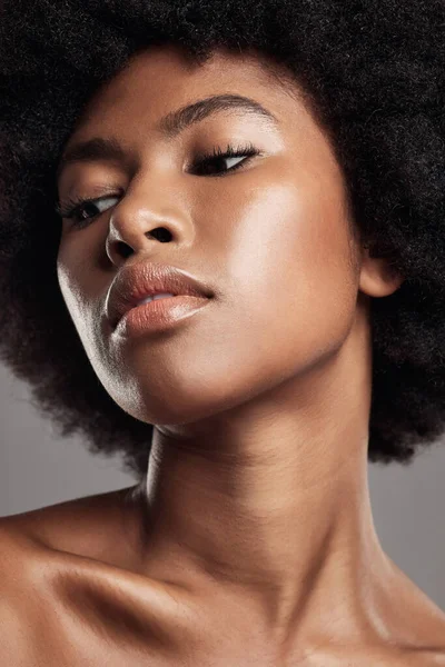 スタジオでの顔 黒の女性と自然の美しさ 背景や皮膚科 アフロヘア セルフケアや美容のための審美的な輝き スキンケア治療と顔の輝きのアフリカの女性モデル思考 — ストック写真