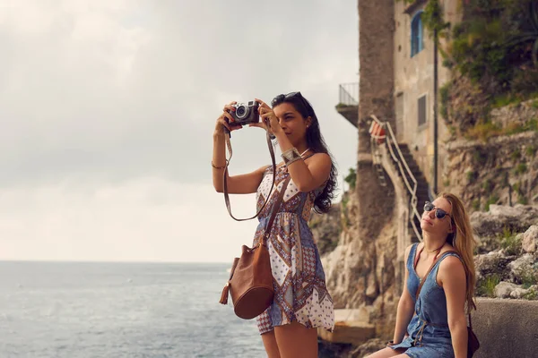 친구들 추억을 여행중에 사진을 찍는다 해외에서 카메라 여자들 이탈리아 재미있는 — 스톡 사진