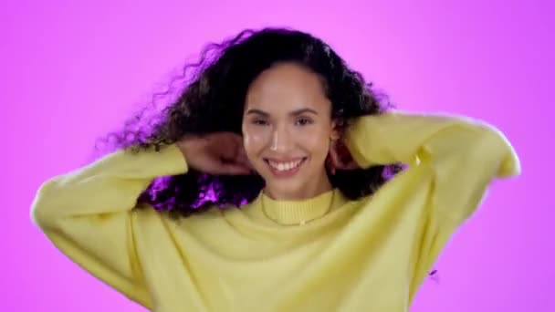 Волосся Поцілунок Жіночий Портрет Самолюбством Щасливі Від Впевненості Студії Танці — стокове відео