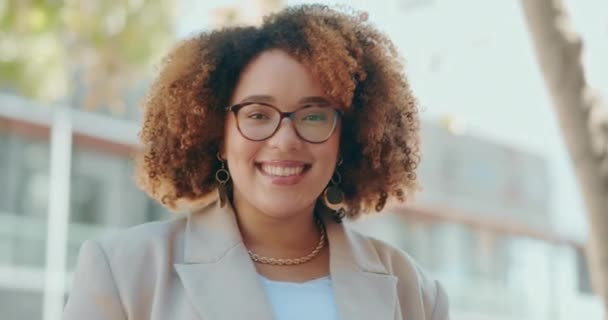 Afrikanische Geschäftsfrau Lächeln Und Straße Der Stadt Mit Stolz Anzug — Stockvideo