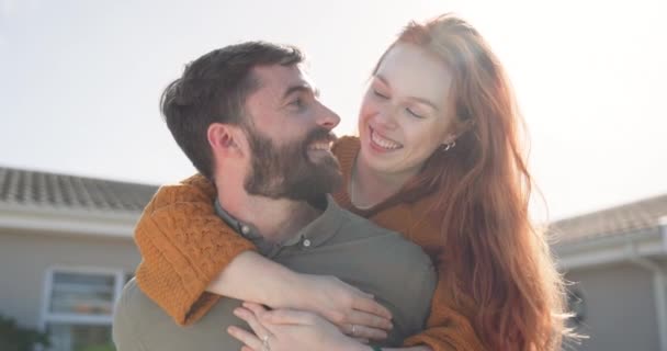 Liebe Glückliches Paar Umarmen Sich Mit Neuem Zuhause Und Immobilien — Stockvideo