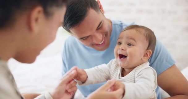 Baby Spelen Vader Met Moeder Slaapkamer Met Geluk Met Liefde — Stockvideo