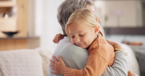 Láska Sladká Babička Objímají Své Vnouče Zatímco Relaxují Obývacím Pokoji — Stock video