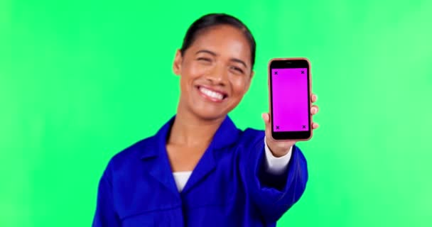 ウェブサイト インターネットやモバイルアプリのための緑の画面上の電話 ポインティングや建設の女性 ニュースやソーシャルメディアのためのスマートフォン上の女性整備士のマーカーや肖像画を追跡 — ストック動画