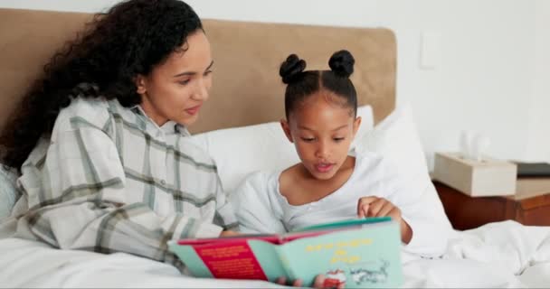 Relax Bedtijd Een Moeder Kinderen Die Samen Een Boek Lezen — Stockvideo